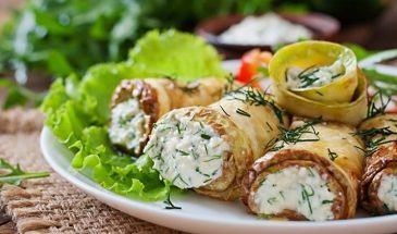 Кабачковые рулетики с творогом и чесноком: закуска за 15 минут