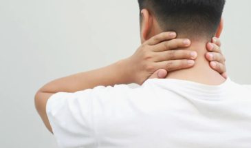 Шея лечится за минуту: одно изометрическое упражнение, которое реально работает