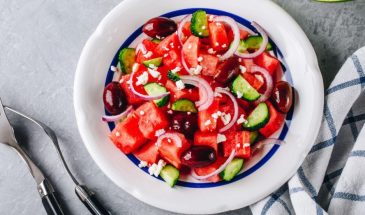 Названы продукты, которые спасают от аномальной жары лучше воды