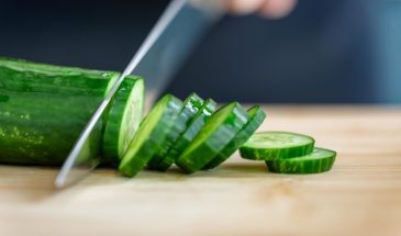 Горькие огурцы? Выручит странный кухонный трюк за 10 секунд
