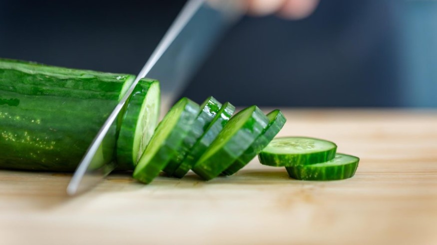 Горькие огурцы? Выручит странный кухонный трюк за 10 секунд