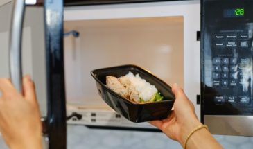 Вы не греете, а портите: 5 продуктов, которые категорически нельзя совать в микроволновку