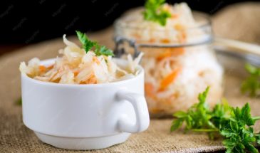Гастрономический симбиоз: почему холодец и квашеная капуста — это не просто закуска, а спасение для печени и кошелька
