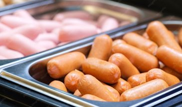«Мясной ренессанс»: Росконтроль нашел сосиски, в которых действительно есть мясо, а не только соя и крахмал