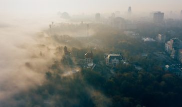 Невидимый убийца в каждом выдохе: как загрязненный воздух тихо «выносит» сердце и мозг