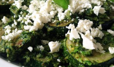 Хватит делать из кабачков кашу: рецепт теплой закуски с песто и фетой, который работает безотказно