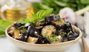 Салат с баклажанами и сливами: рецепт, который сначала кажется ошибкой, а потом — открытием