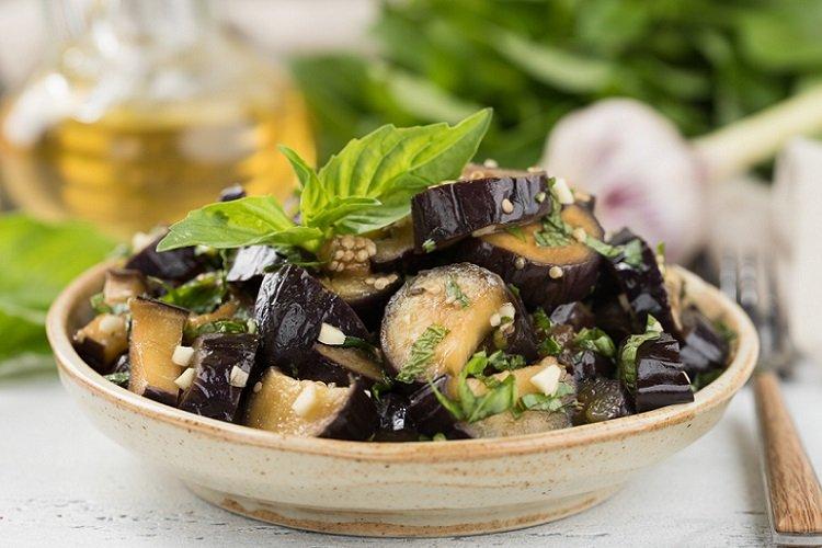 Салат с баклажанами и сливами: рецепт, который сначала кажется ошибкой, а потом — открытием