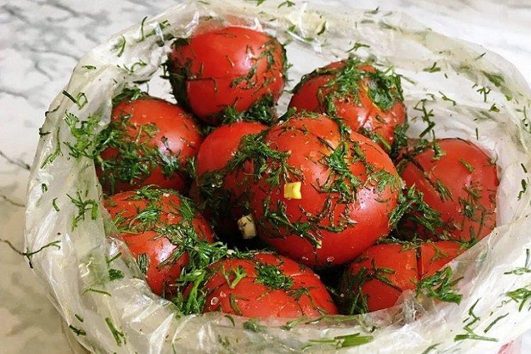 Маринованные помидоры в пакете за час: ленивый рецепт, который реально работает