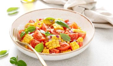 Салат из варёной кукурузы, помидоров и феты: максимум сезона