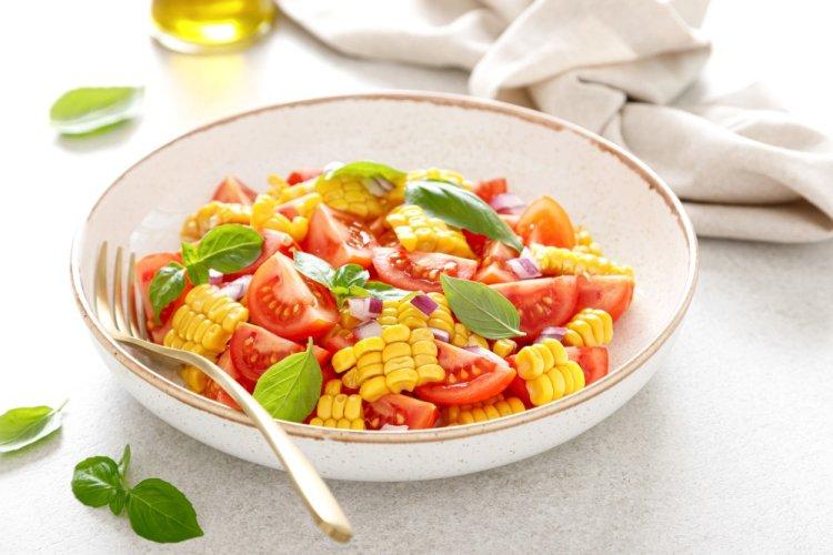 Салат из варёной кукурузы, помидоров и феты: максимум сезона