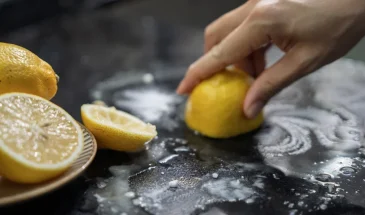 Как отмыть стеклянную плиту лимоном и уксусом, не превратив её в царапку