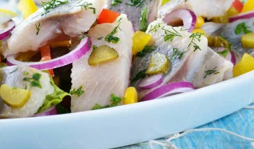 Забудьте про пресервы: маринованная селедка с луком, которая делается сама