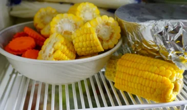 Сколько можно хранить вареную кукурузу в початках: простые правила для холодильника и морозилки