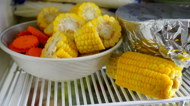 Сколько можно хранить вареную кукурузу в початках: простые правила для холодильника и морозилки