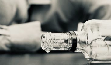 Волшебной таблетки от похмелья не существует: врач назвала единственно верную схему восстановления