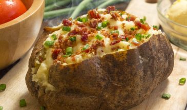 Запеченный картофель становится вкуснее благодаря простому трюку с маслом за 20 секунд