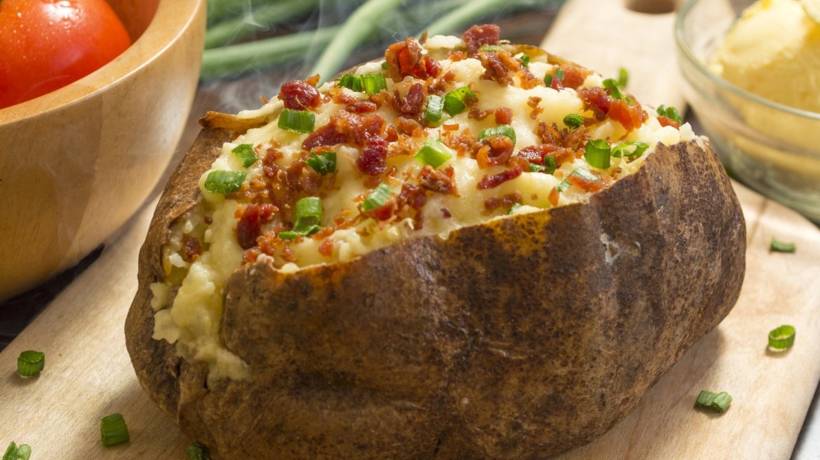 Запеченный картофель становится вкуснее благодаря простому трюку с маслом за 20 секунд