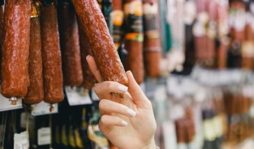 Как отличить качественную колбасу от подделки: 4 признака, которые нужно проверить прямо в магазине