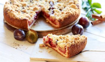 Песочный пирог со сливами и хрустящей крошкой: классика, которая исчезает с противня первой