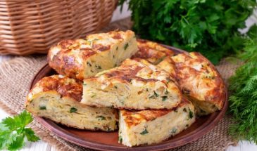 Кабачковый пирог с яйцами и зелёным луком: рецепт без дрожжей на лето 2026