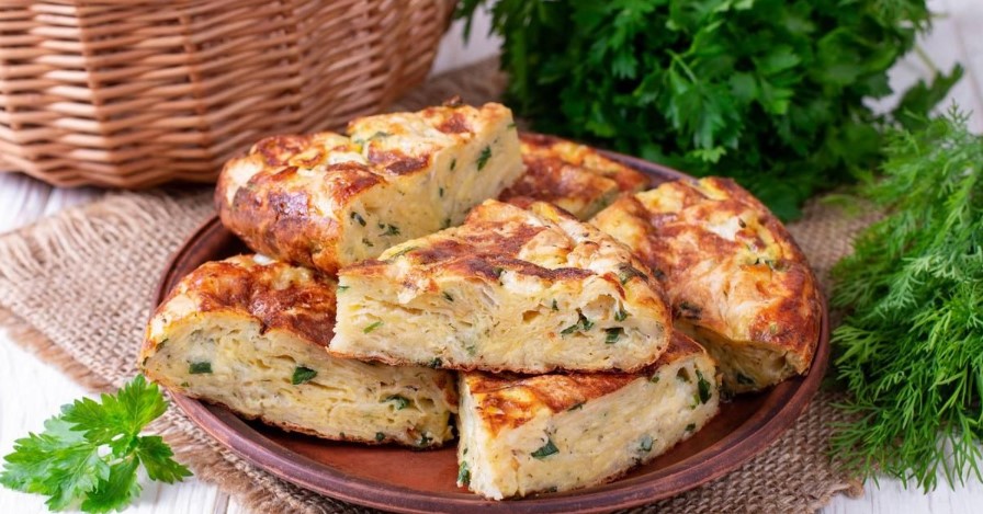 Кабачковый пирог с яйцами и зелёным луком: рецепт без дрожжей на лето 2026