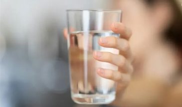 Два литра в день: врачи развенчивают главный миф о воде и предупреждают о скрытых рисках