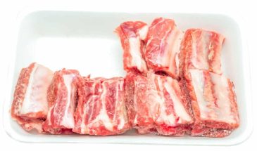 Секрет нежнейших ребрышек по-деревенски: как приготовить мясо на плите, чтобы оно таяло во рту (без духовки и сложных маринадов)