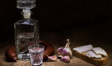 Хирург назвал худшие закуски для водки: шоколад, помидоры и еще 4 продукта, которые «убивают» печень
