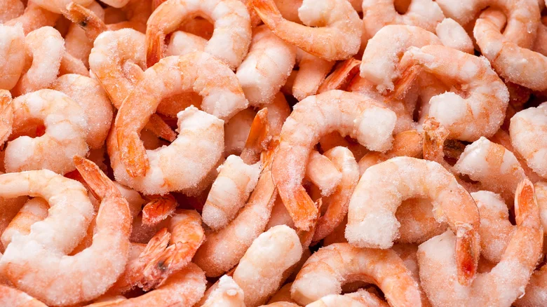 Как выбрать идеальные замороженные креветки: признаки некачественного продукта и секреты разморозки