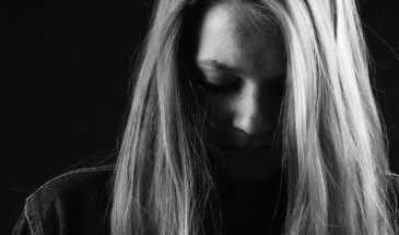 Снег на плечах: как избавиться от перхоти, просто изменив одну привычку