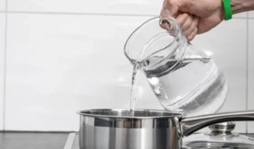 Почему нельзя доливать сырую воду в кипяченую: реальные риски