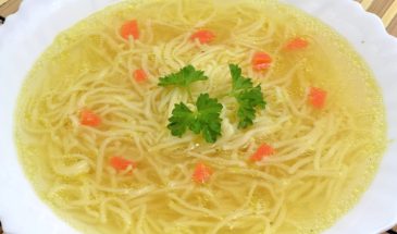 Бабушкин рецепт куриного бульона: один шаг с овощами меняет вкус блюда навсегда