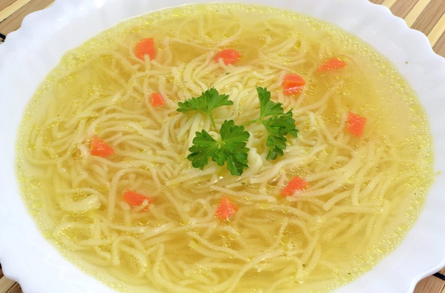 Бабушкин рецепт куриного бульона: один шаг с овощами меняет вкус блюда навсегда