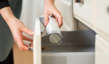 Зачем стелить фольгу на дно кухонных ящиков — простой трюк, который изменит всё