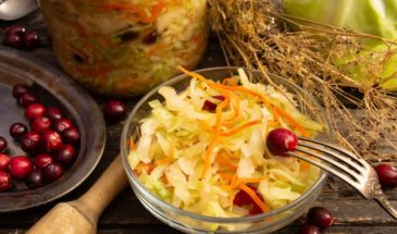 Квашеная капуста с клюквой и укропом: хрустящая закуска для квартиры без погреба за 5 дней