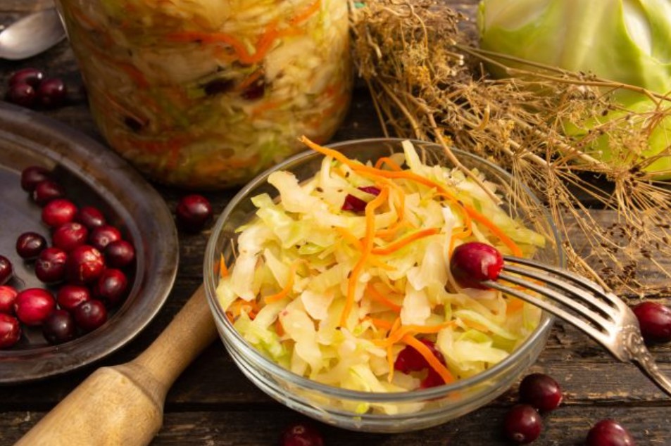 Квашеная капуста с клюквой и укропом: хрустящая закуска для квартиры без погреба за 5 дней