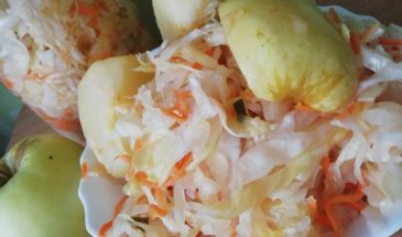 Один ингредиент на дне емкости, который навсегда изменит вкус вашей квашеной капусты