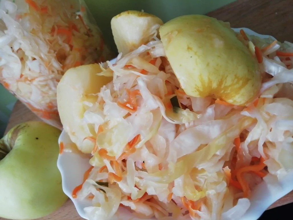 Один ингредиент на дне емкости, который навсегда изменит вкус вашей квашеной капусты