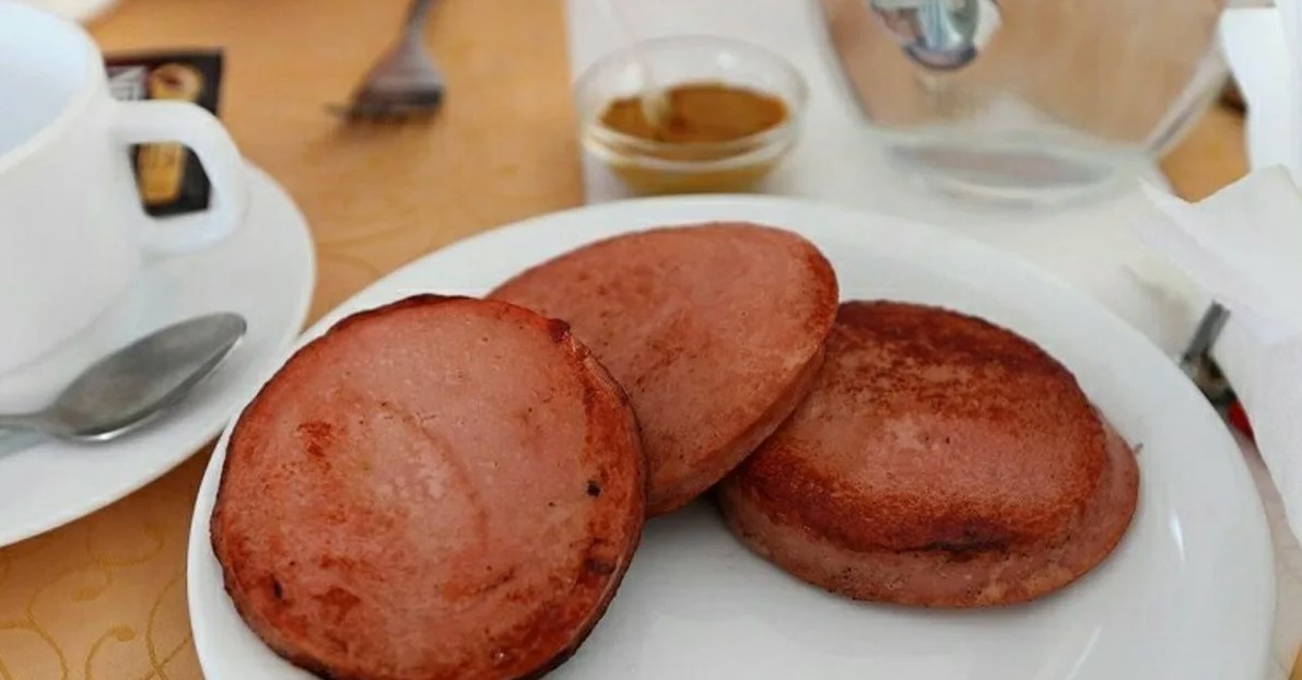 Культовый вкус СССР: идеальный рецепт жареной докторской колбасы за 5 минут