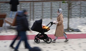 Пособие по уходу за ребенком ограничат: названо жесткое условие для работающих родителей