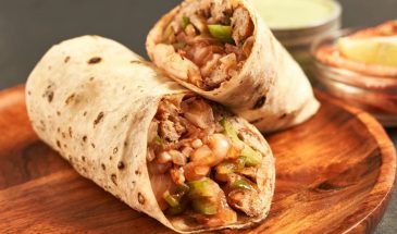 Перестала покупать уличное мясо: рецепт сочного рулета из духовки — семья в восторге