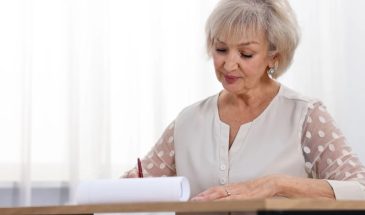 Ваш опыт в 60 лет бесценен, но это резюме заставит HR рыдать: что срочно удалить из документа