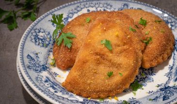 Мясной люкс с сырным соусом: эти чебуреки взорвут ваши вкусовые рецепторы