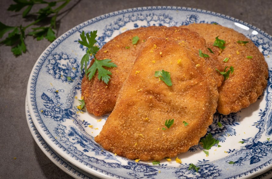 Мясной люкс с сырным соусом: эти чебуреки взорвут ваши вкусовые рецепторы