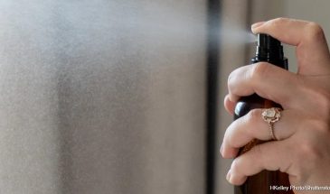 Копеечный аптечный спрей, который убивает затхлый запах штор без машинки