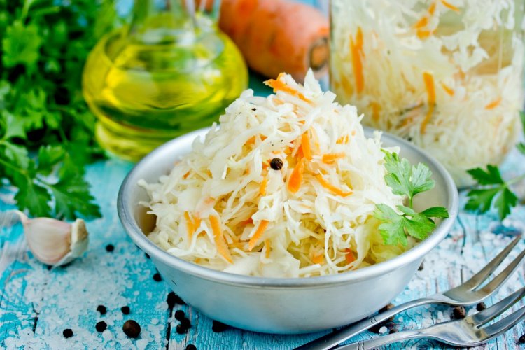Квашеная капуста по-кубански: добавьте это на третий день, и закуска исчезнет со стола мгновенно